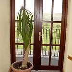 Clare's Rock Self-catering Hostel Carron
