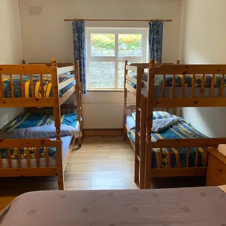 Clare's Rock Self-catering אכסניה *