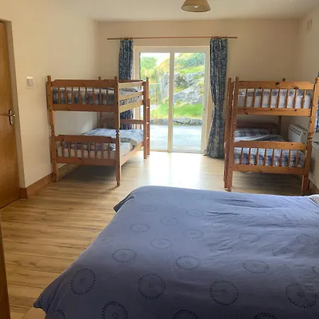 Clare's Rock Self-catering אכסניה Carron