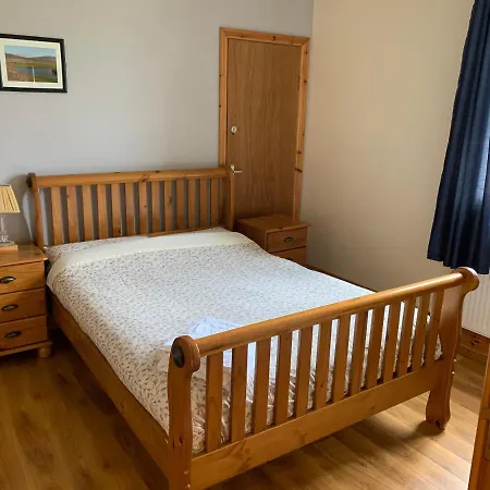 Clare's Rock Self-catering אכסניה *