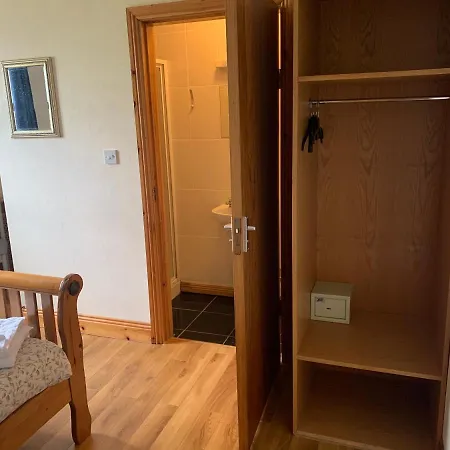 Clare's Rock Self-catering אכסניה