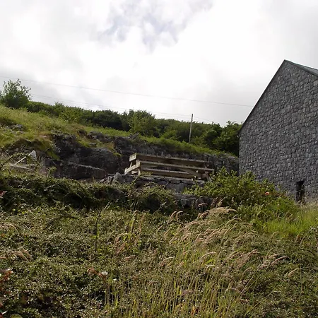 Clare's Rock Self-catering Hostel Carron