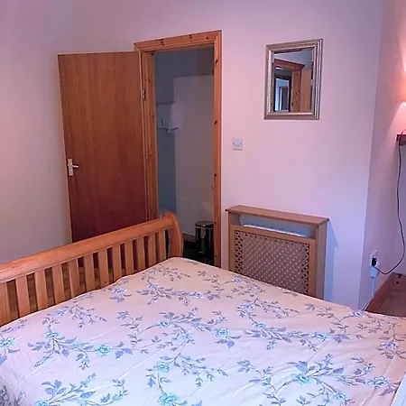 Clare's Rock Self-catering אכסניה