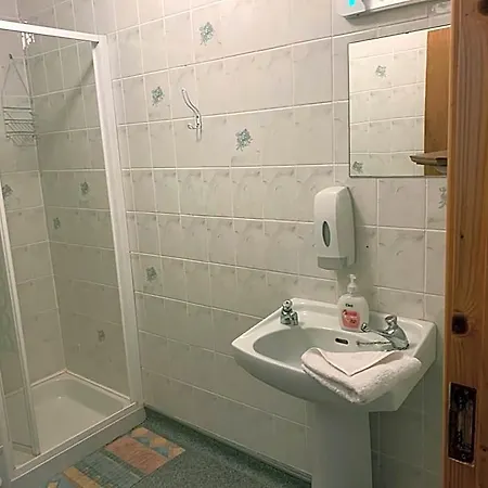 אכסניה Clare's Rock Self-catering Carron