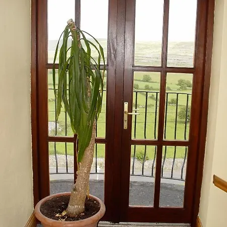 Clare's Rock Self-catering Hostel Carron