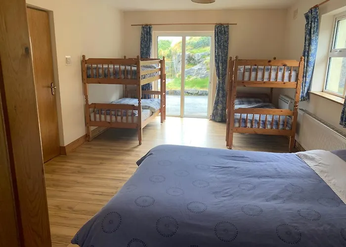 Clare's Rock Self-catering Hostel Carron