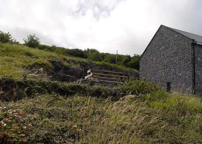 Clare's Rock Self-catering Hostel Carron