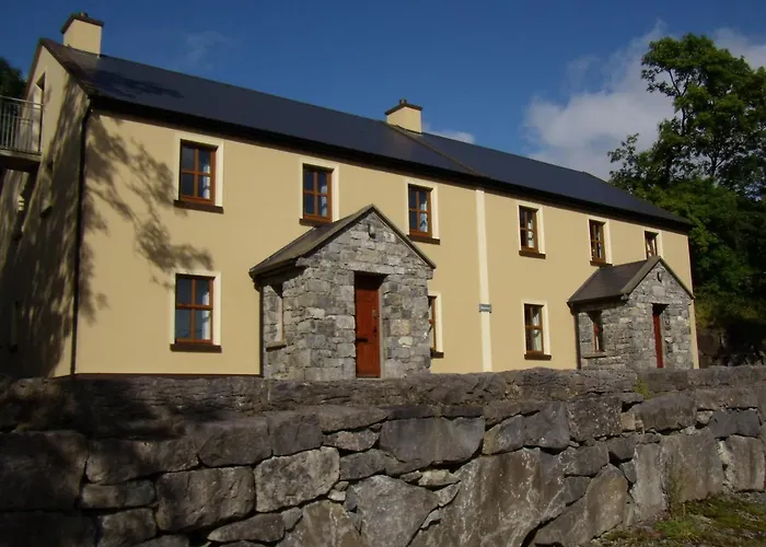 Clare's Rock Self-catering Hostel Carron